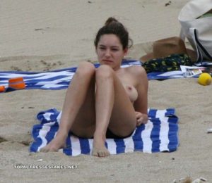 Kelly Brook boobs Show In Beach Topless