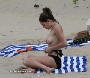 Kelly Brook boobs Show In Beach Topless