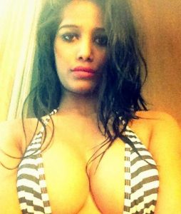 POONAM PANDEY NIPSLIP VIDEO And SEXY PHOTOS COLLECTION