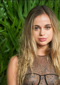 LADY AMELIA WINDSOR TOPLESS OUTDOOR CANDIDS
