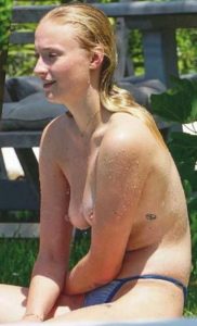 SOPHIE TURNER BOOBS SHOW TOPLESS PHOTOS