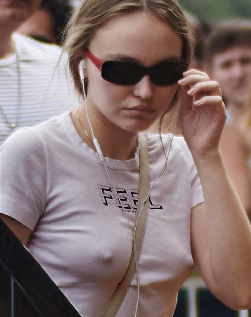 LILY-ROSS DEPP PUFFY NIPPLES SHOW CANDIDS